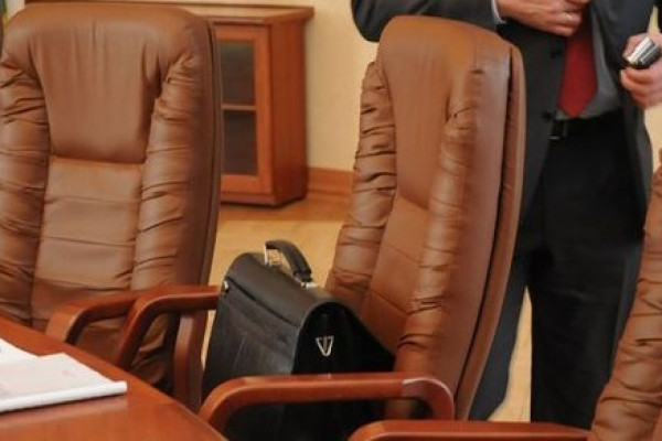 Azərbaycanda vəzifəli şəxslərə yeni qadağalar