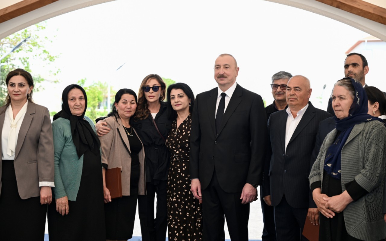 İlham Əliyev Şükürbəyli kəndinə köçən sakinlərlə görüşdü