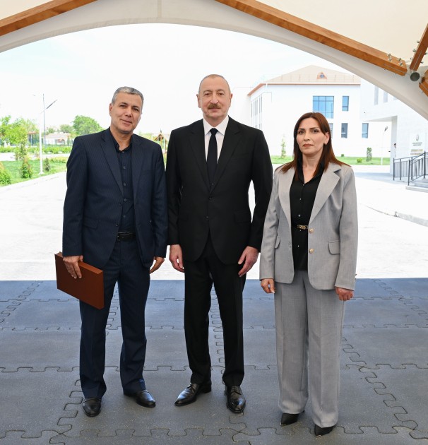 İlham Əliyev Şükürbəyli kəndinə köçən sakinlərlə görüşdü - FOTOLAR (YENİLƏNİB)