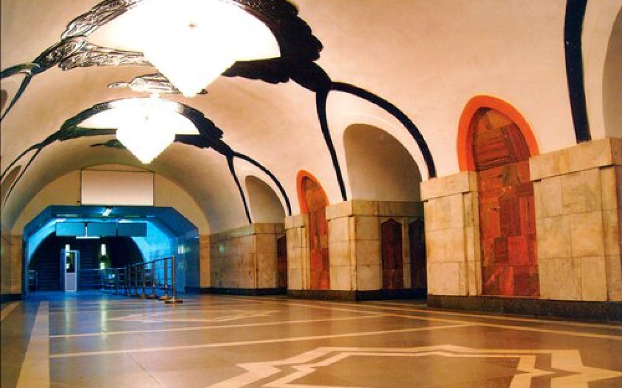 Bakı metrosunda sərnişinin halı pisləşdi