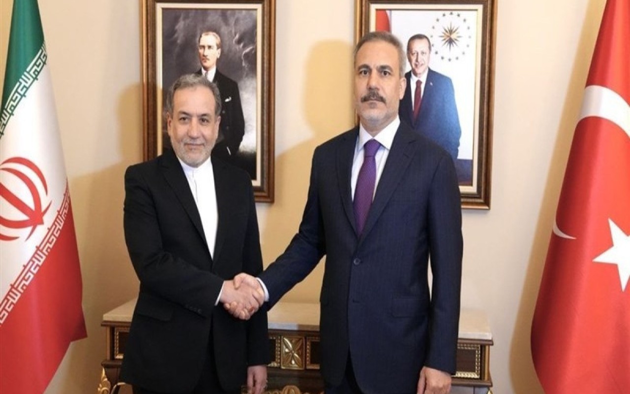 Hakan Fidan Əraqçi ilə müzakirə