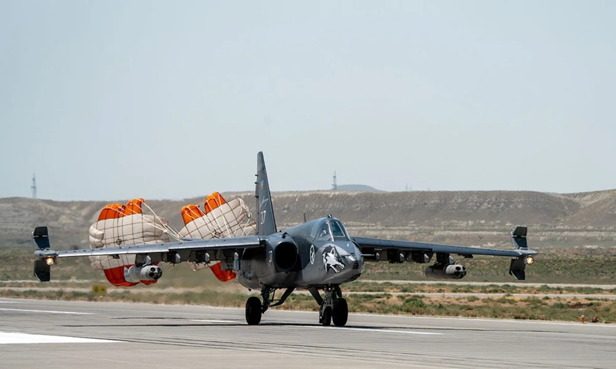 Pilotlarımız çətin döyüş manevrləri üzrə tapşırıqlar yerinə yetiriblər - FOTOLAR