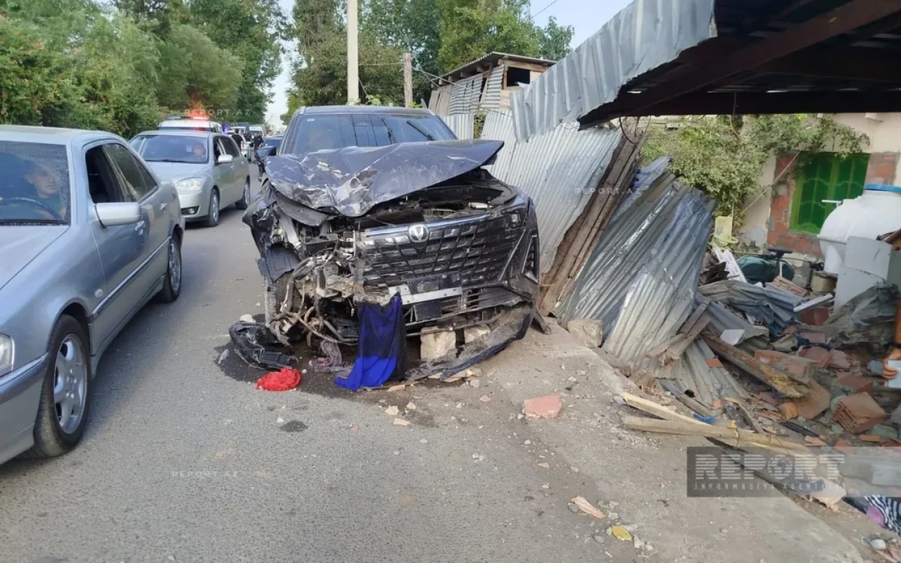 Bərdədə avtomobil yaşayış evinə çırpılıb, xəsarət alanlar var