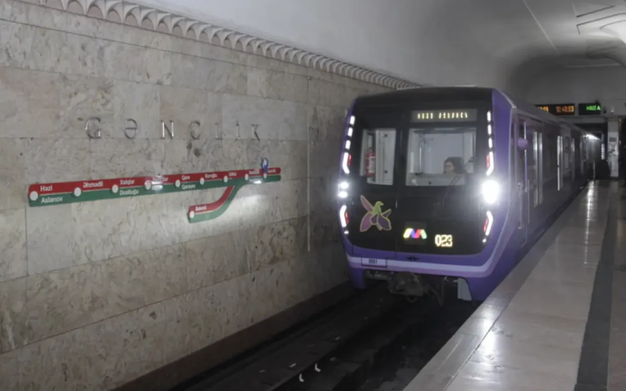 Bakı metrosunda sərnişin qatar yoluna düşdü