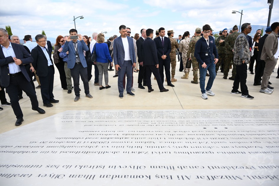 Diplomatik korpusun nümayəndələri Xankəndi Zəfər parkında - FOTOLAR