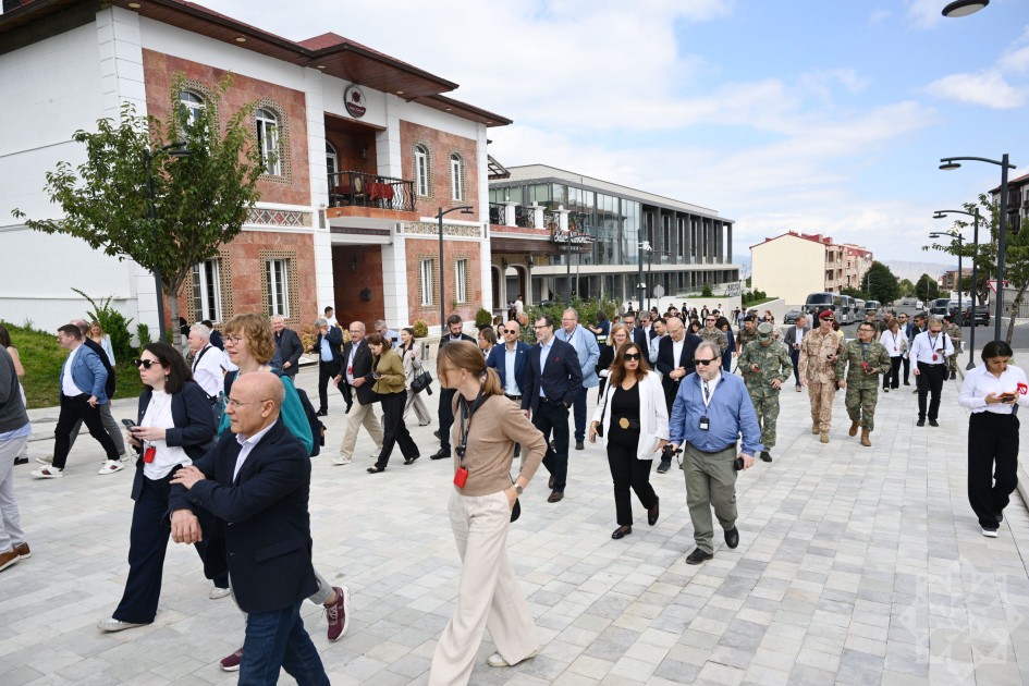 Diplomatik korpusun nümayəndələri Xankəndi Zəfər parkında - FOTOLAR