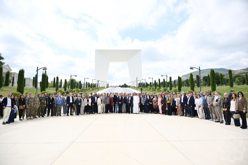 Diplomatik korpusun nümayəndələri Xankəndi Zəfər parkında - FOTOLAR