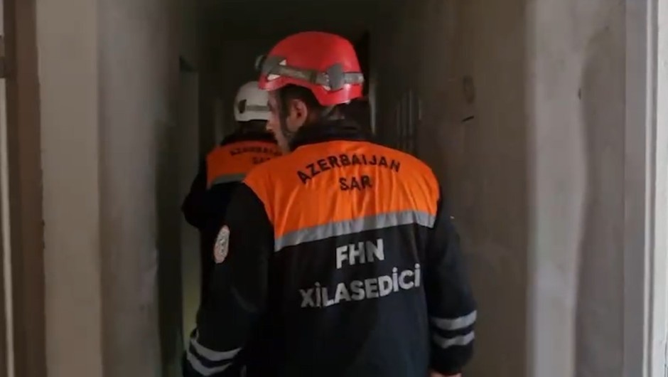 Bakıda yaşayış binasında partlayış - Xəsarət alan var (FOTOLAR)