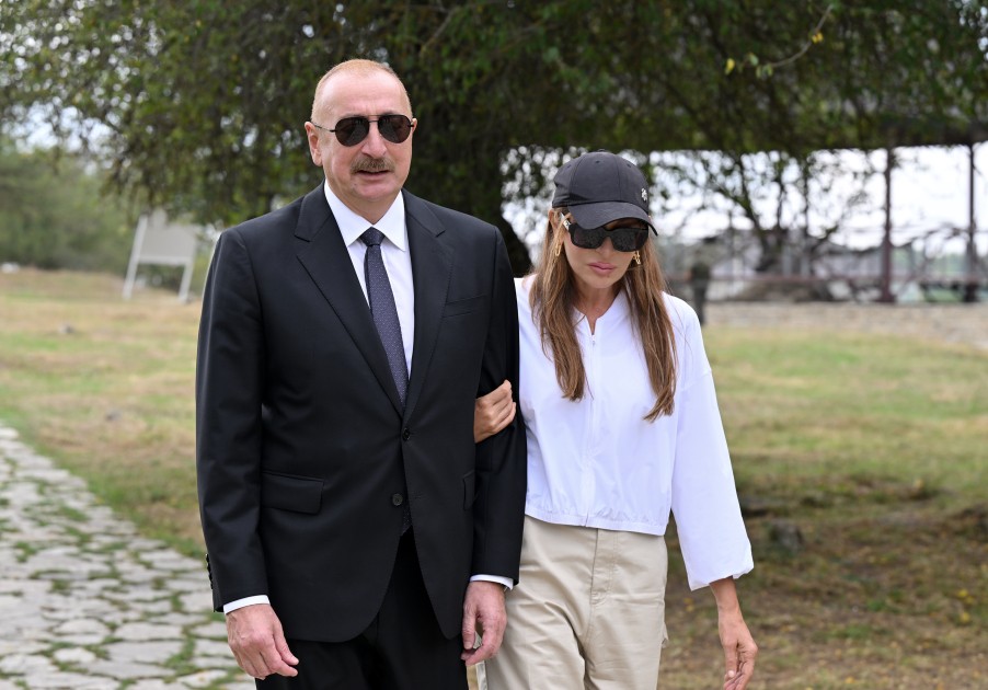 Prezidentlə xanımı Pir Ömər Sultan ziyarətgahında - FOTOLAR (YENİLƏNİB)
