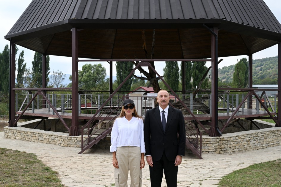 Prezidentlə xanımı Pir Ömər Sultan ziyarətgahında - FOTOLAR (YENİLƏNİB)