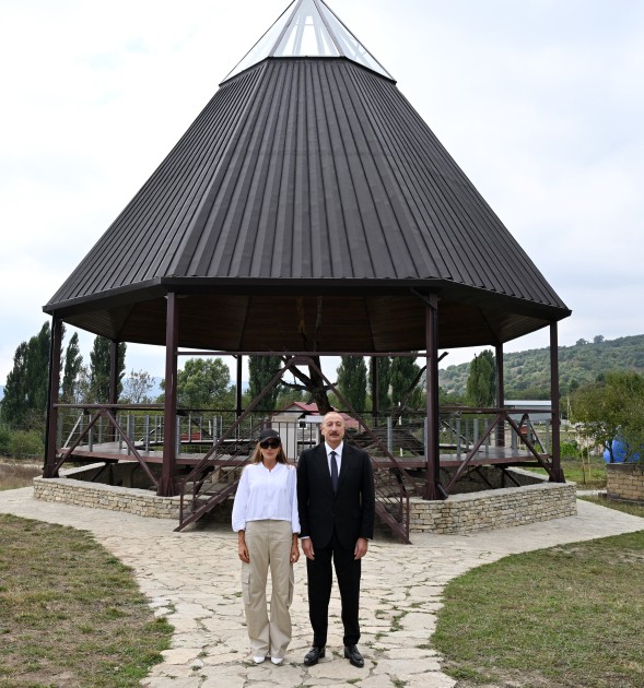 Prezidentlə xanımı Pir Ömər Sultan ziyarətgahında - FOTOLAR (YENİLƏNİB)