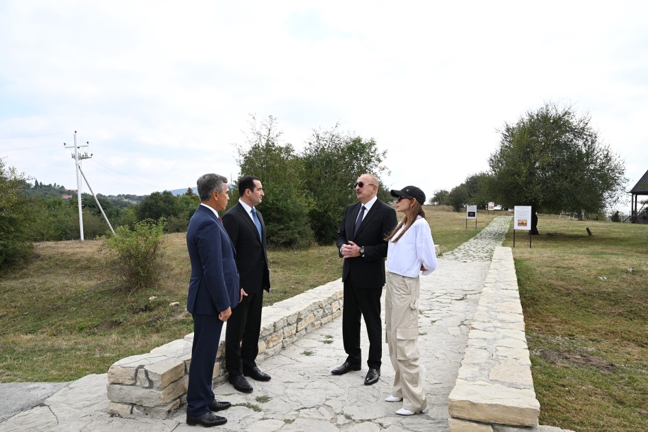 Prezidentlə xanımı Pir Ömər Sultan ziyarətgahında - FOTOLAR (YENİLƏNİB)