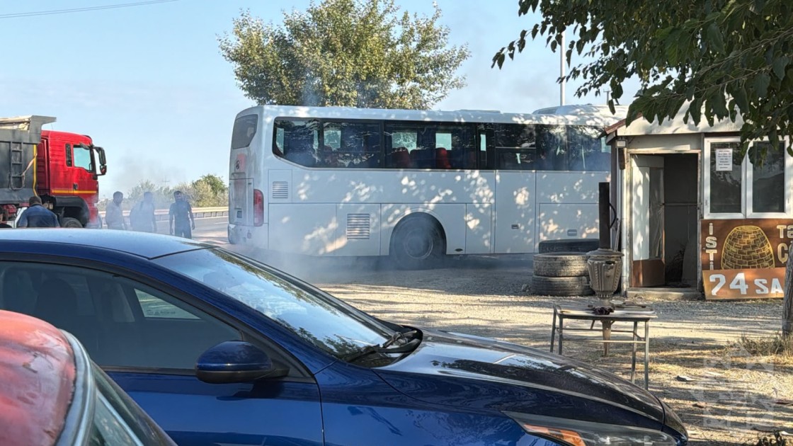 Xaçmazdan Bakıya gələn avtobus yandı - FOTOLAR