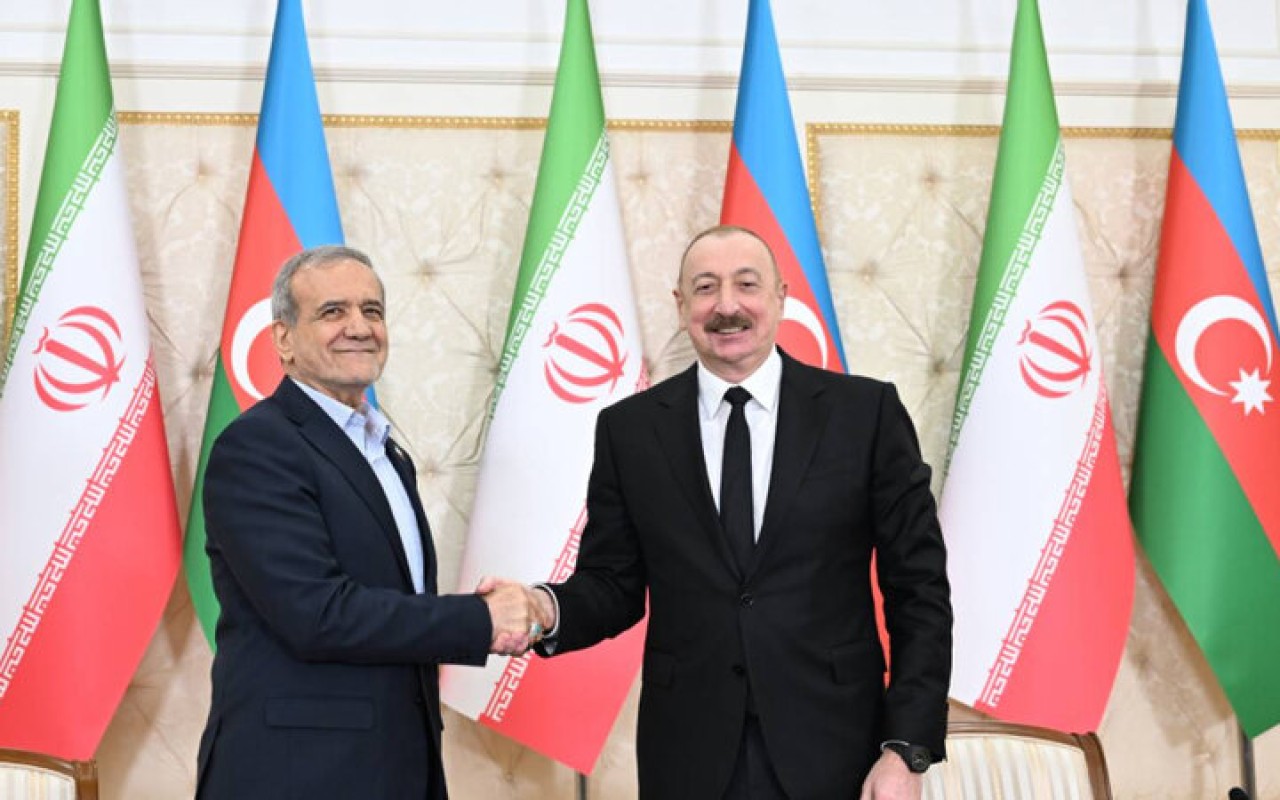 İlham Əliyev Pezeşkiana zəng etdi