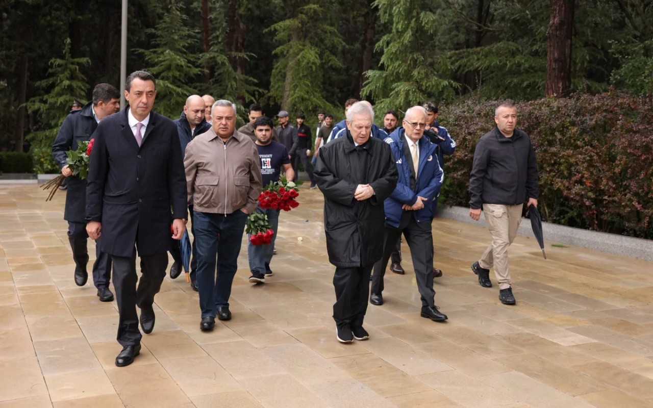 "Fənərbağça"nın nümayəndələri Heydər Əliyevin məzarını və Şəhidlər xiyabanını ziyarət ediblər - FOTOLAR