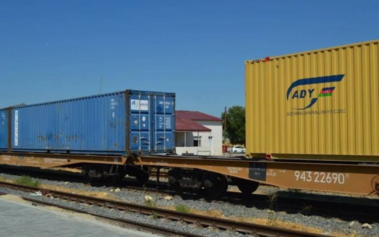 ADY 14 milyon tona yaxın yük daşıyıb