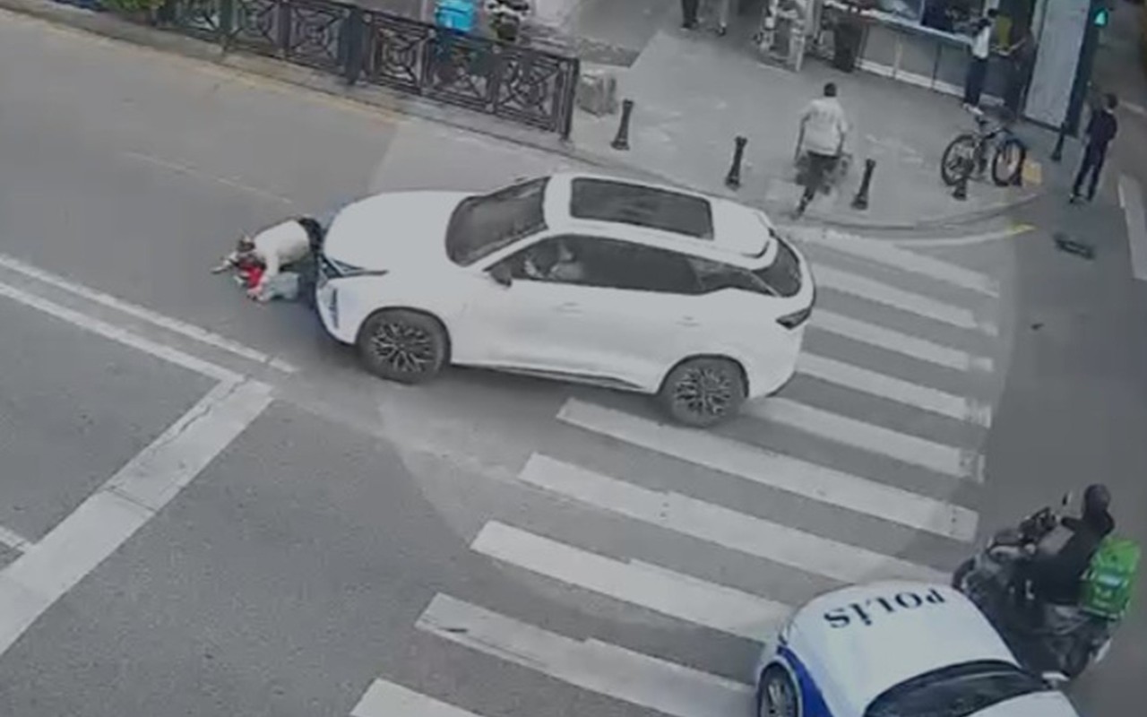 Bakıda maşın ana və uşağın üstündən keçdi - VİDEO