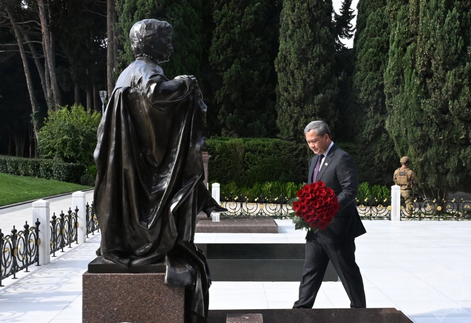 Kambocanın Baş naziri Heydər Əliyevin məzarını ziyarət etdi - FOTOLAR