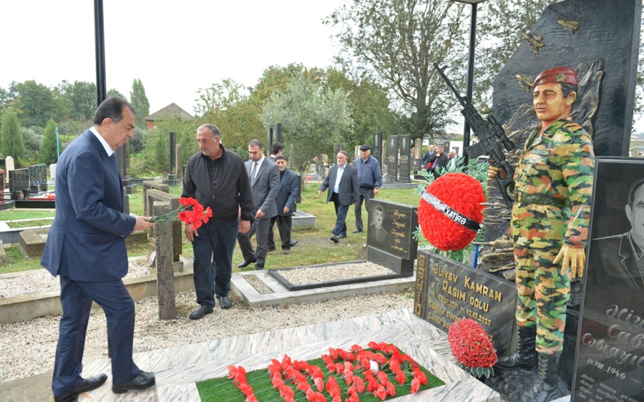 Taleh Qaraşov şəhid Kamran Əliyevin məzarını ziyarət edib - FOTOLAR