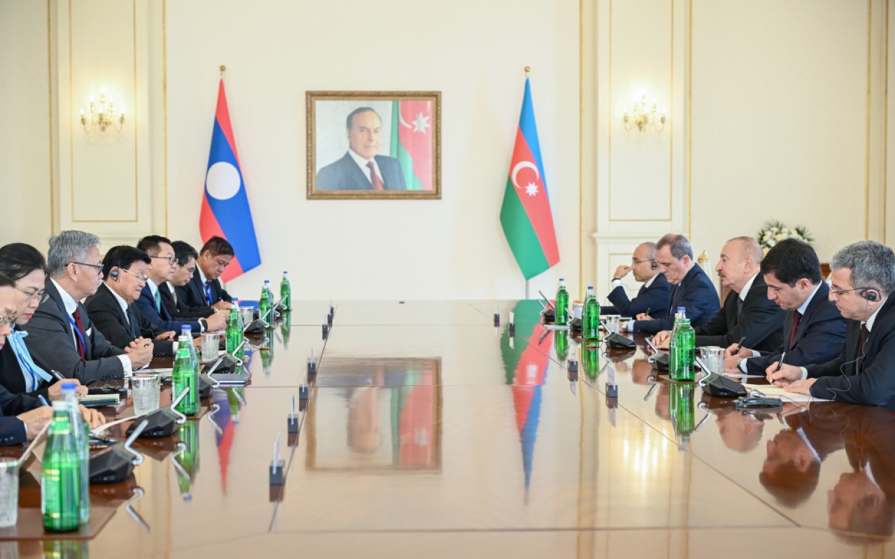 İlham Əliyevin Laos Prezidenti ilə geniş tərkibdə görüşü oldu - FOTOLAR