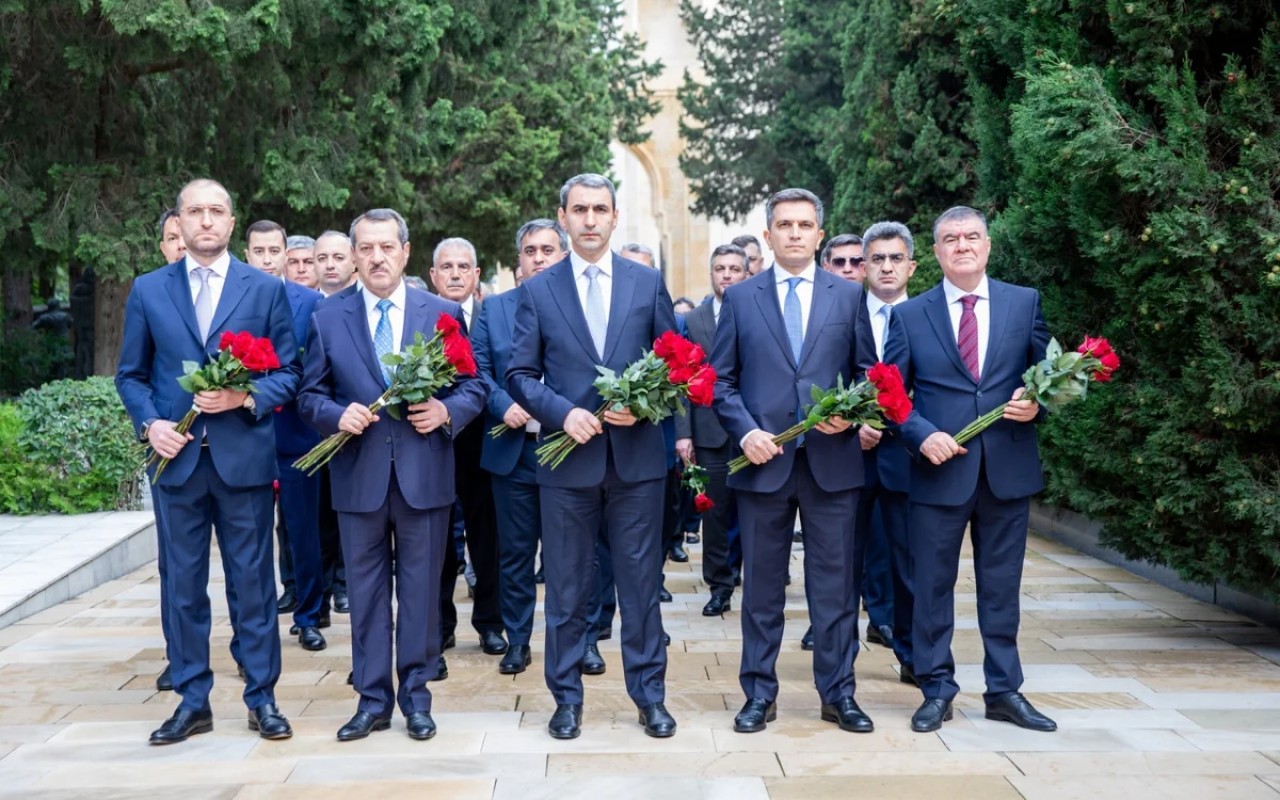 ADY kollektivi Fəxri və Şəhidlər xiyabanlarını ziyarət edib - FOTOLAR
