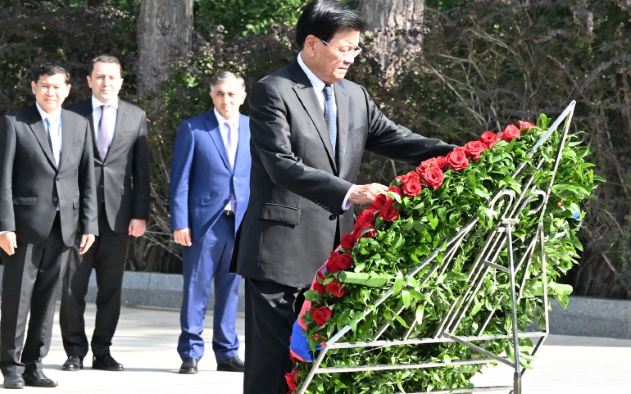 Laos Prezidenti Fəxri xiyabanı ziyarət etdi - FOTOLAR