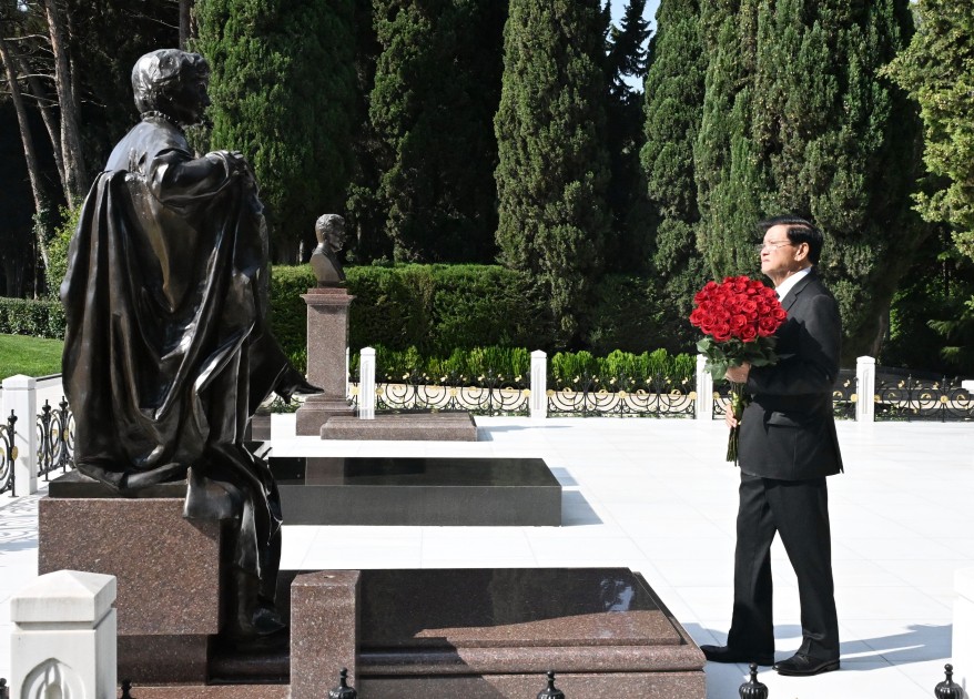 Laos Prezidenti Fəxri xiyabanı ziyarət etdi - FOTOLAR