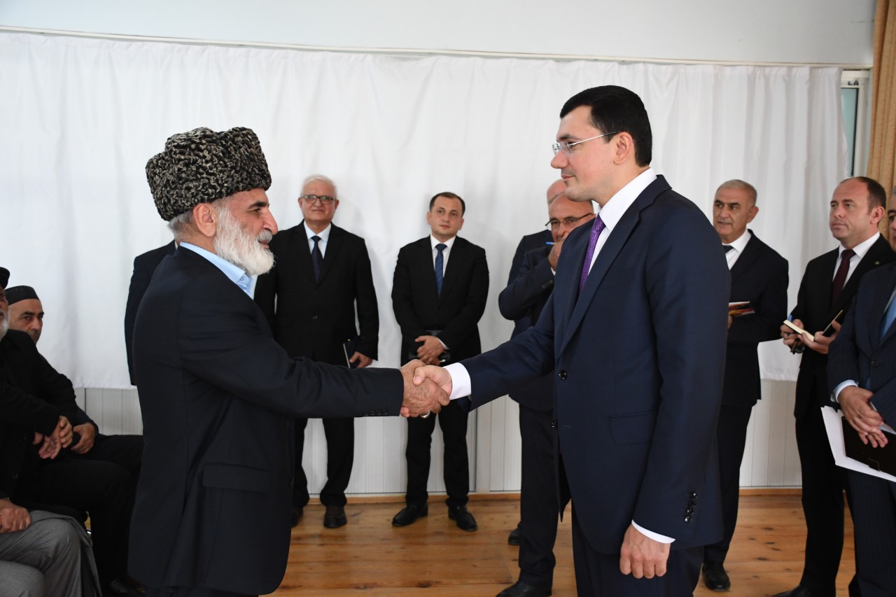 Qobustan qəsəbəsində vətəndaşların səyyar qəbulu keçirildi - FOTOLAR