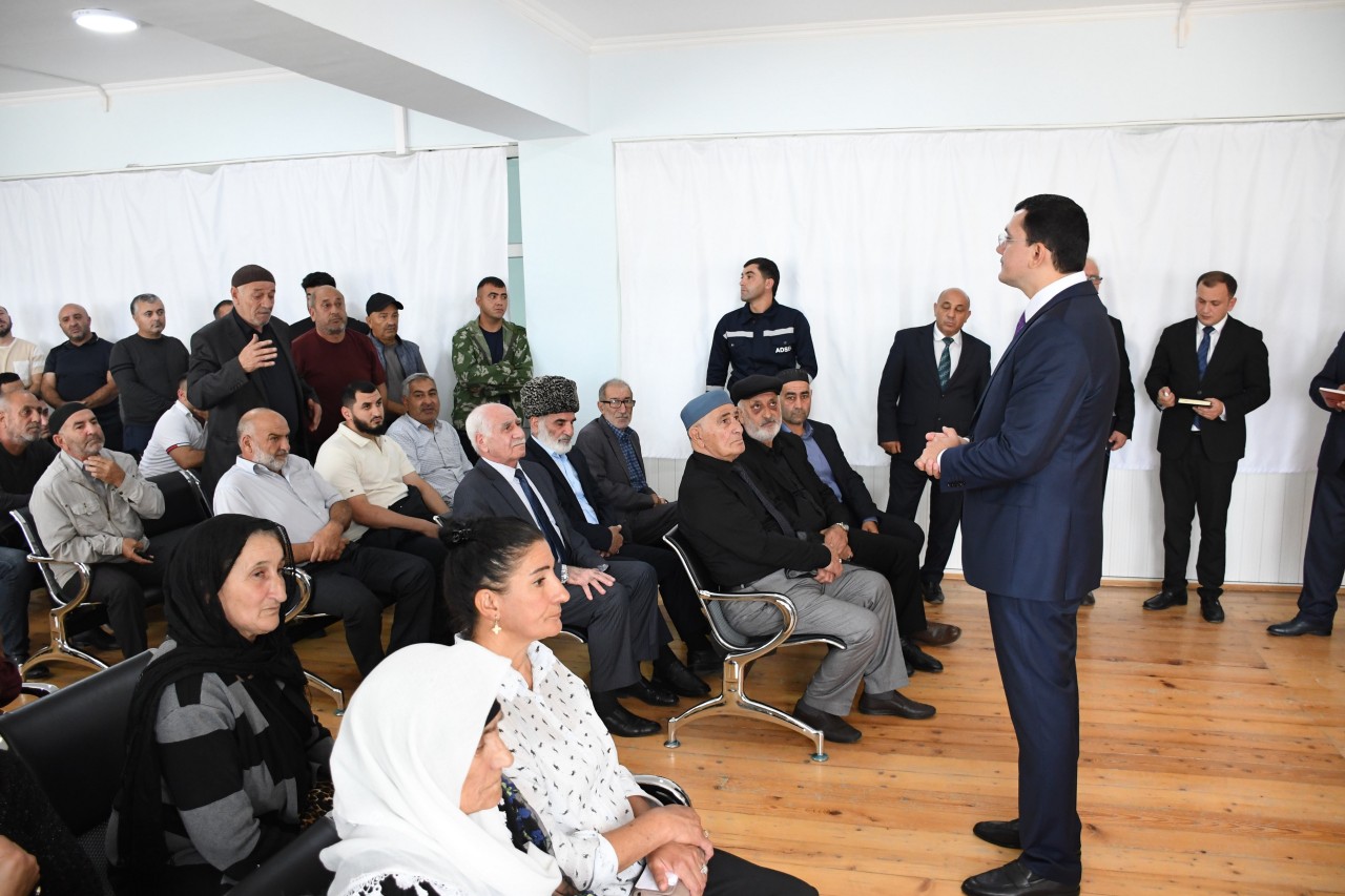 Qobustan qəsəbəsində vətəndaşların səyyar qəbulu keçirildi - FOTOLAR