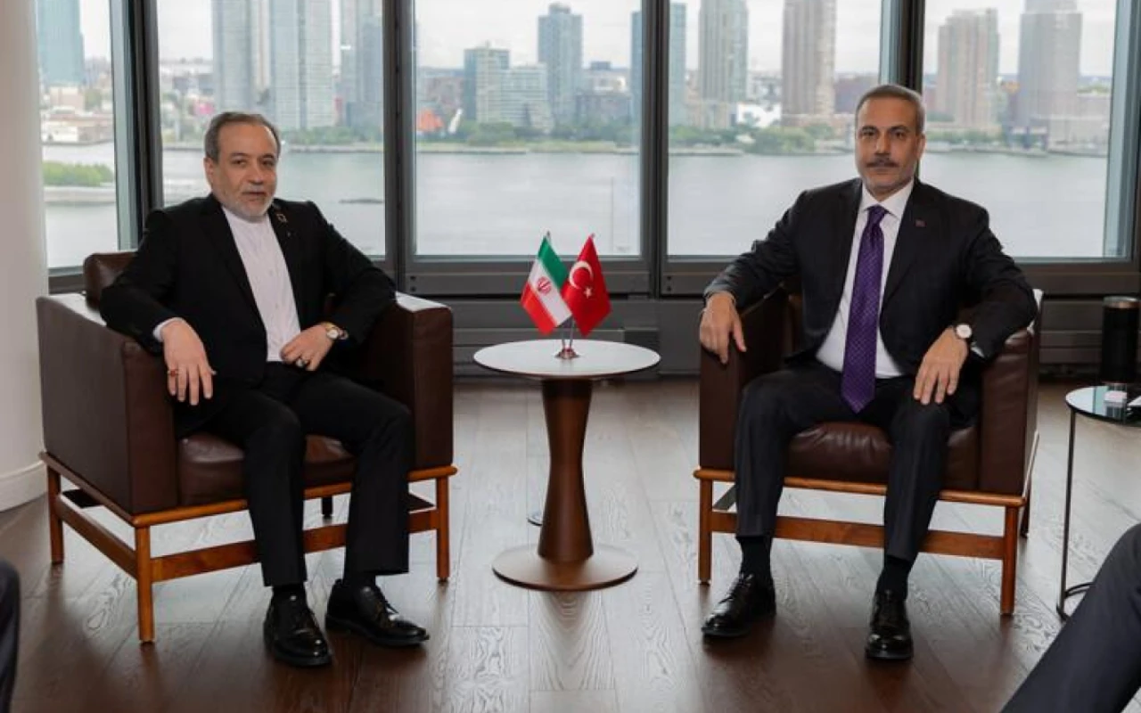 Hakan Fidan iranlı həmkarı ilə müzakirə apardı