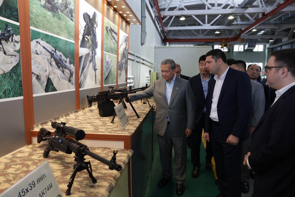 Hun Manet yerli istehsal olan silahlarla tanış oldu - FOTOLAR