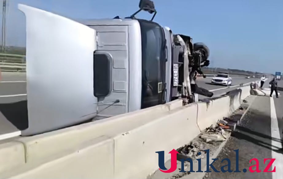 Salyanda yük maşını aşdı - FOTO