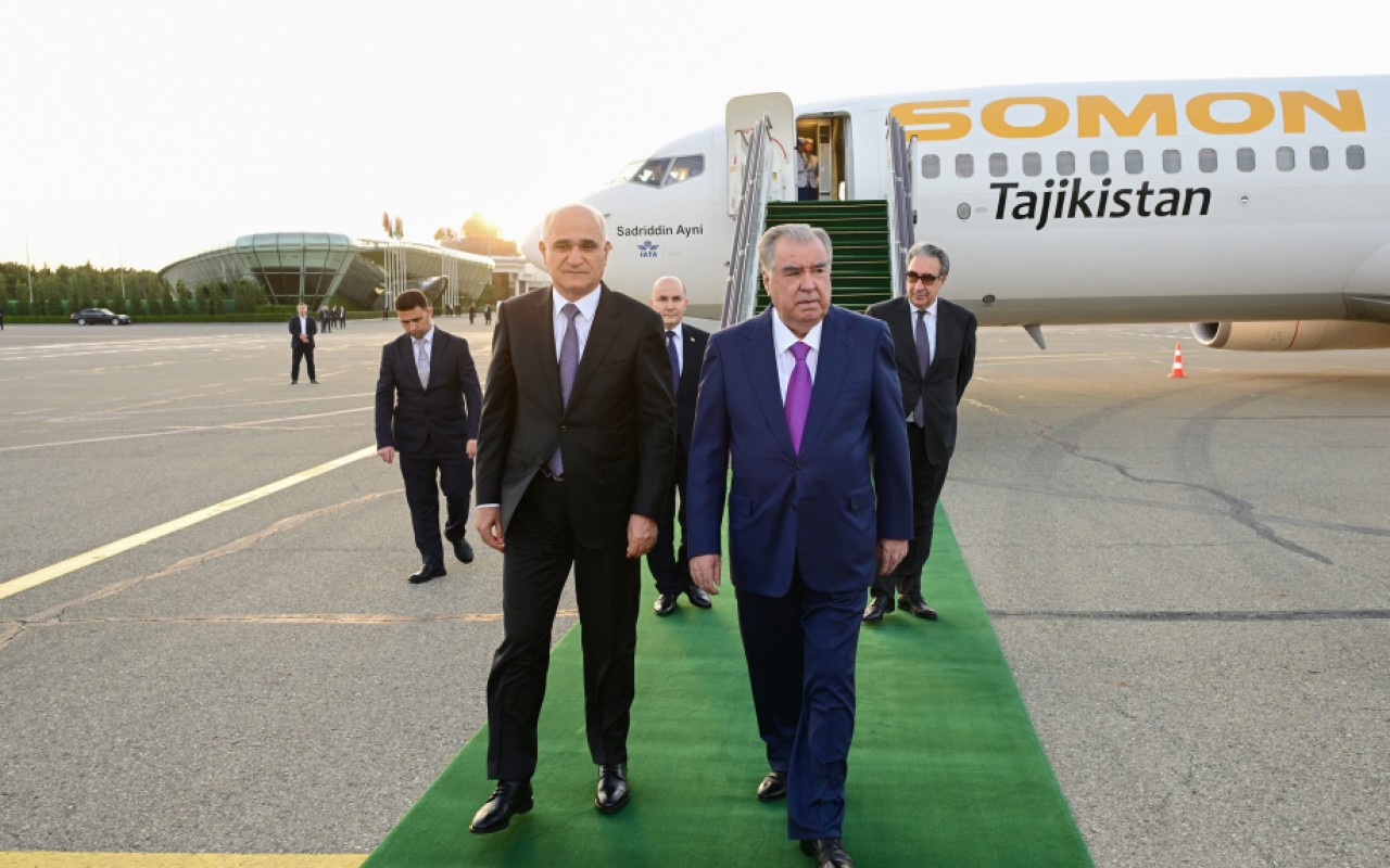 Emoməli Rahmon Bakıya gəldi - YENİLƏNİB (FOTO)