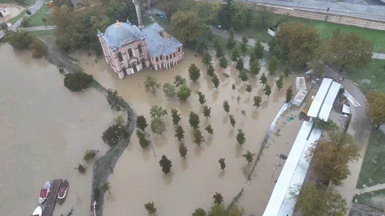İstanbulda yağış 3 nəfərin həyatına son qoydu - İtkin düşənlər var