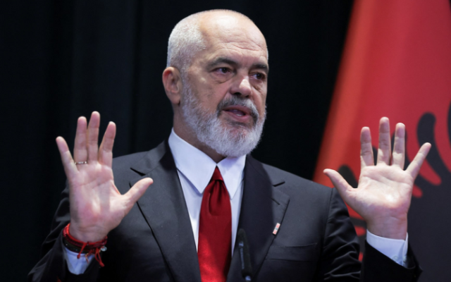 Etirazlara baxmayaraq, istefa verməyəcək