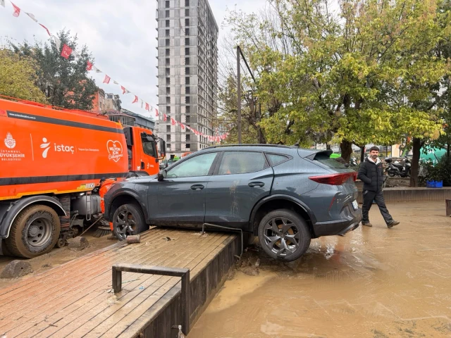 İstanbulda güclü yağış 4 nəfərin həyatına son qoydu - FOTOLAR