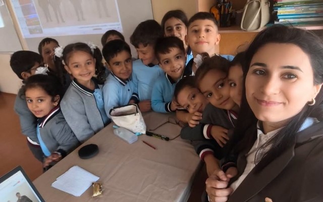 Şagirdlərinə görə hicabını açan müəllimə ailəsi təzyiq göstərib