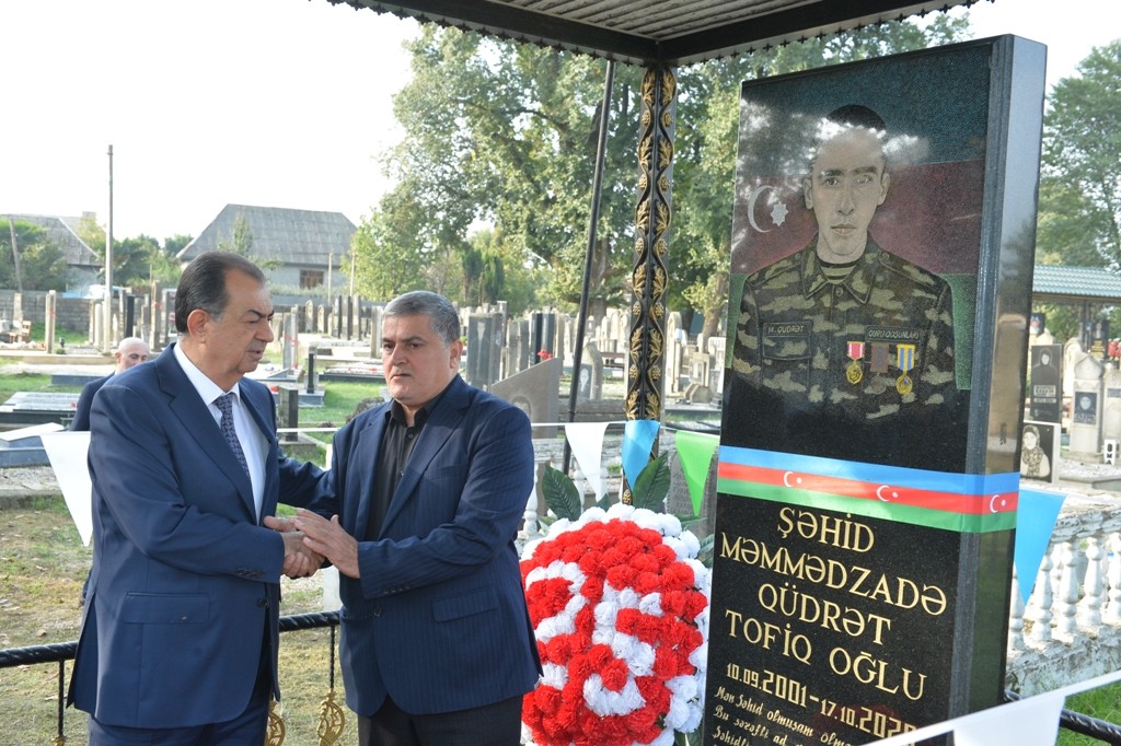 İcra başçısı şəhidlərin məzarlarını ziyarət etdi - FOTOLAR