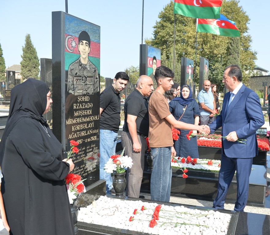 İcra başçısı şəhidlərin məzarlarını ziyarət etdi - FOTOLAR