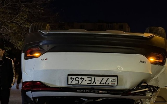 Bakıda iki avtomobil toqquşub, xəsarət alanlar var