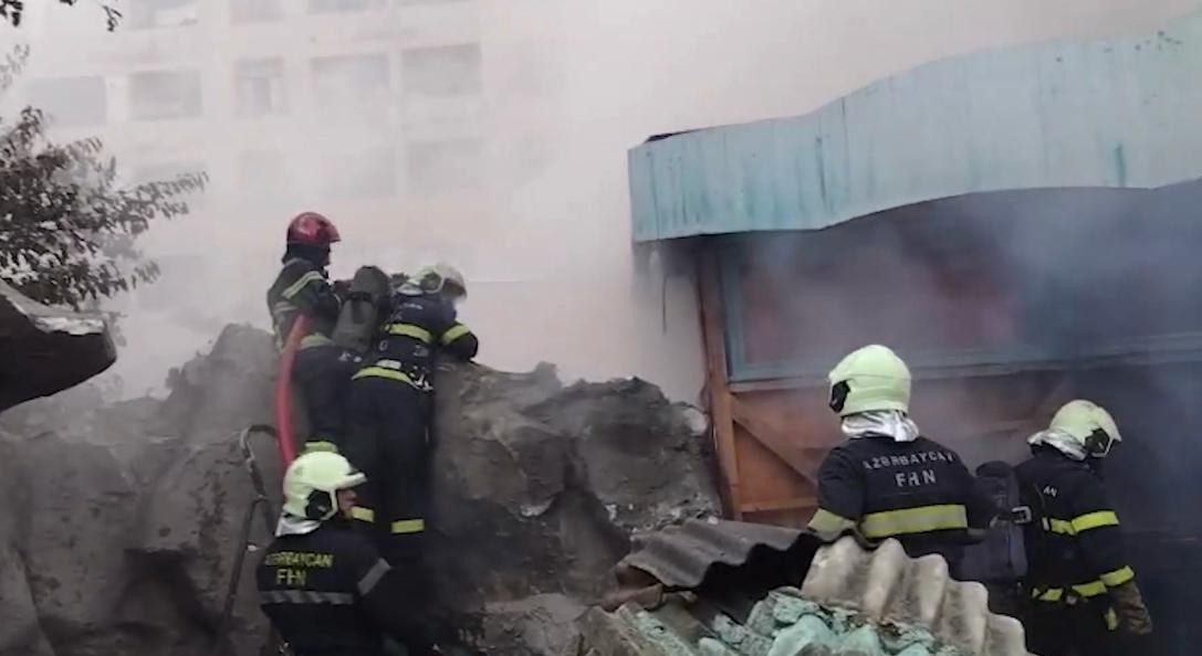 Xırdalanda yaşayış kompleksində baş verən yanğın söndürülüb - FOTOLAR