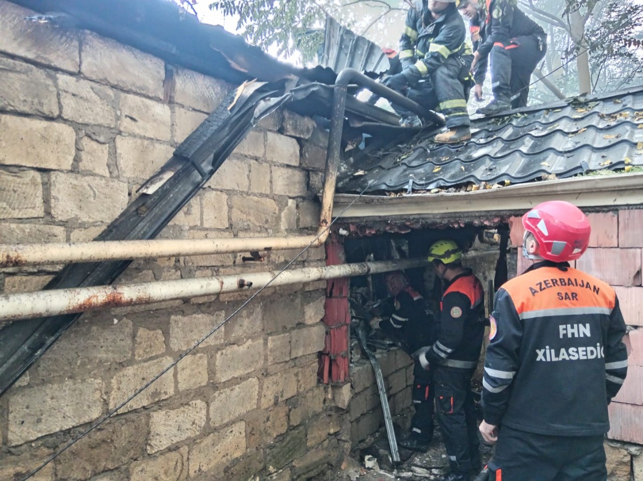 Xırdalanda yaşayış kompleksində baş verən yanğın söndürülüb - FOTOLAR