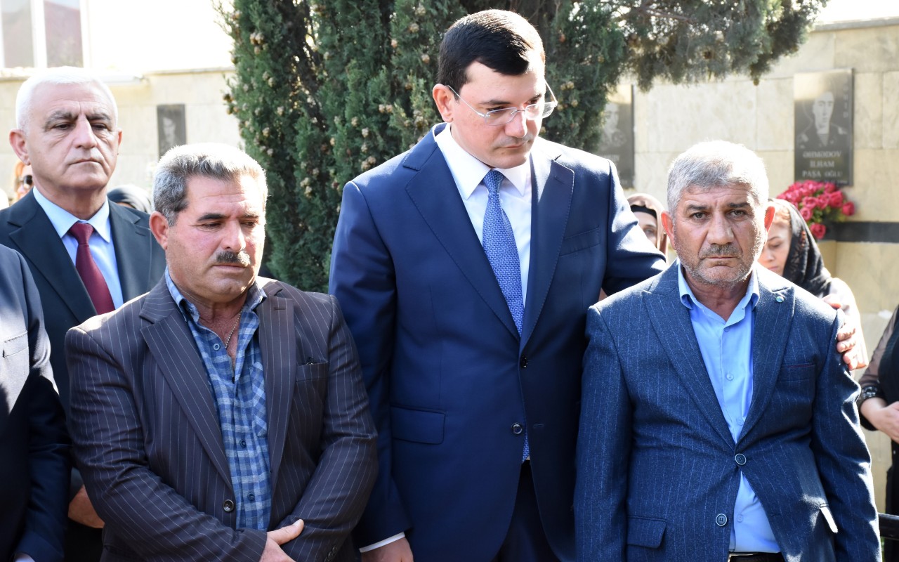 Qaradağın icra başçısı şəhidin anım mərasimində iştirak edib - FOTOLAR