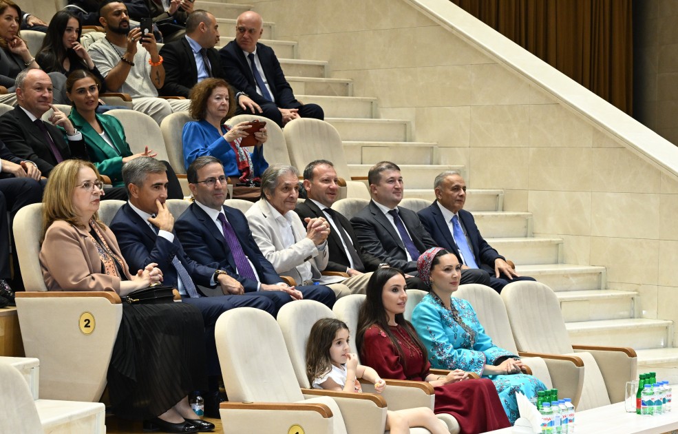 Leyla Əliyeva atüstü oyunlar qrupunun çıxışını izlədi - FOTOLAR
