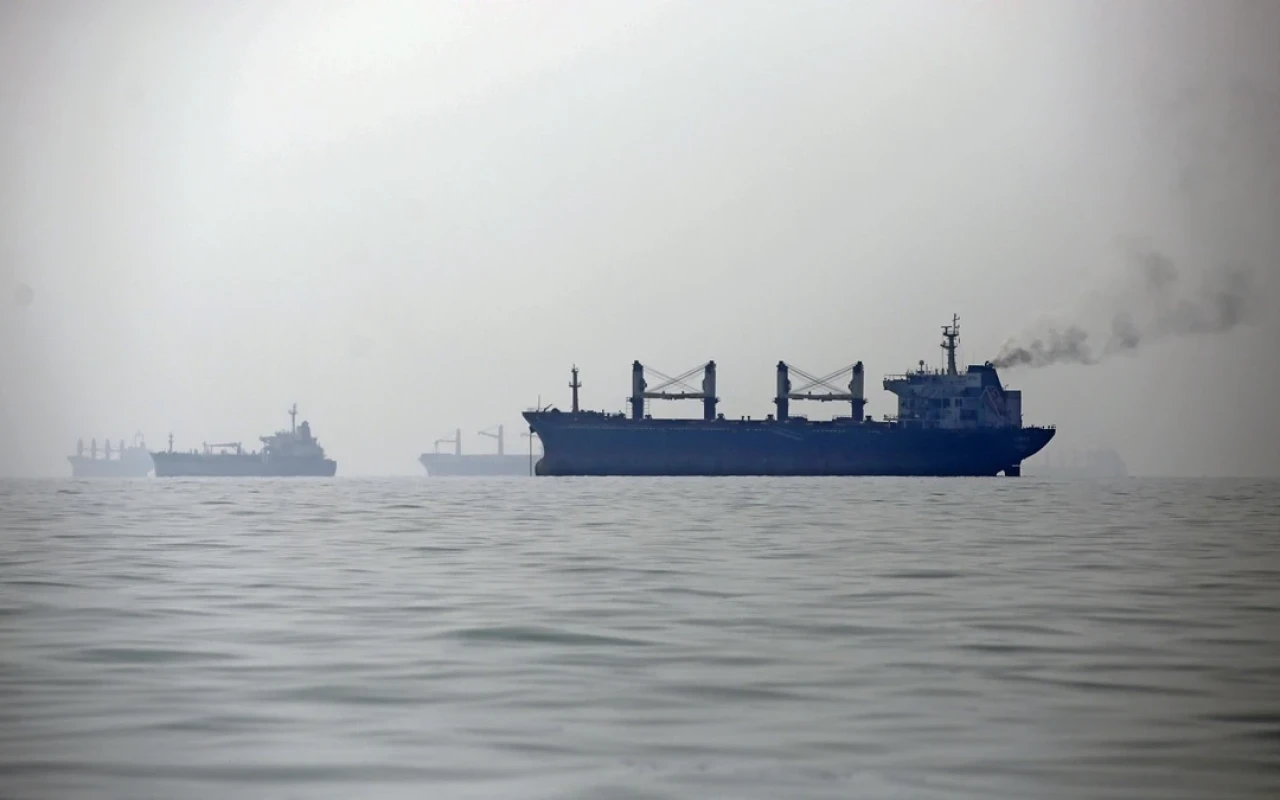 Hörmüz boğazında tanker minaya düşdü - Ölənlər var