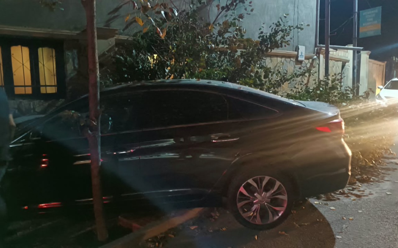 Qəzaya düşən maşınlardan biri evə çırpıldı - FOTOLAR