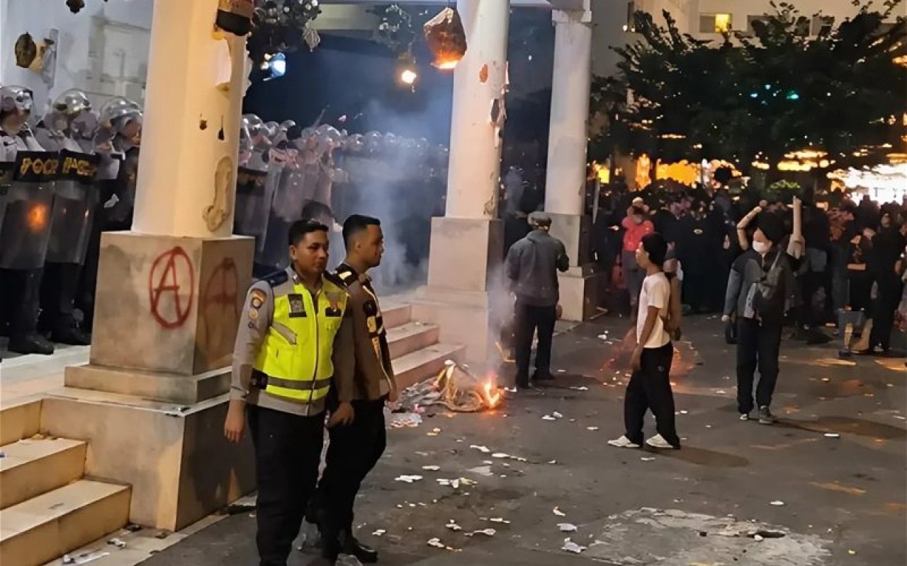 İndi də bu ölkədə tələbələr etiraza qalxdı