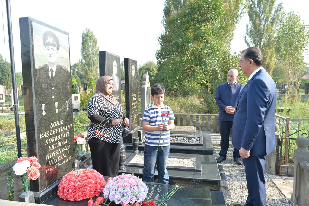 Taleh Qaraşov şəhidlərin məzarını ziyarət edib - FOTOLAR