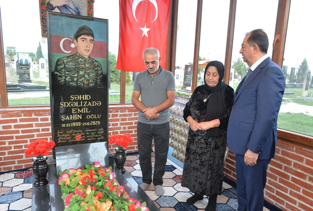 Taleh Qaraşov şəhidlərin məzarını ziyarət edib - FOTOLAR