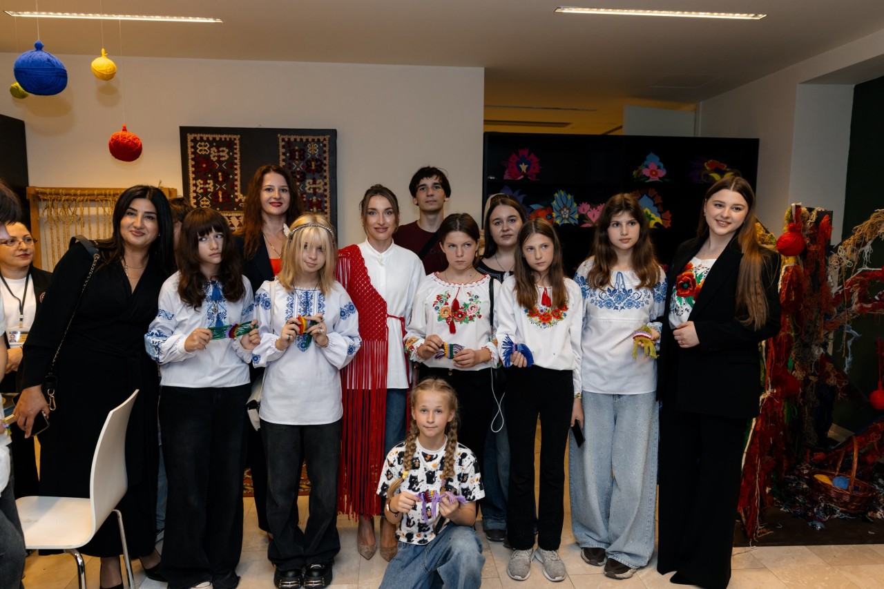 Alyona Əliyeva ukraynalı uşaqlarla İçərişəhəri gəzdi - FOTOLAR
